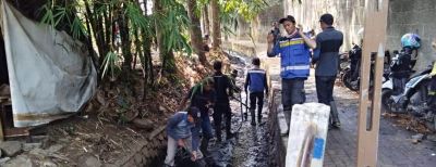 Tim Kecebong DPKP Kota Cimahi Terus Bersihkan Saluran Jelang Musim Penghujan