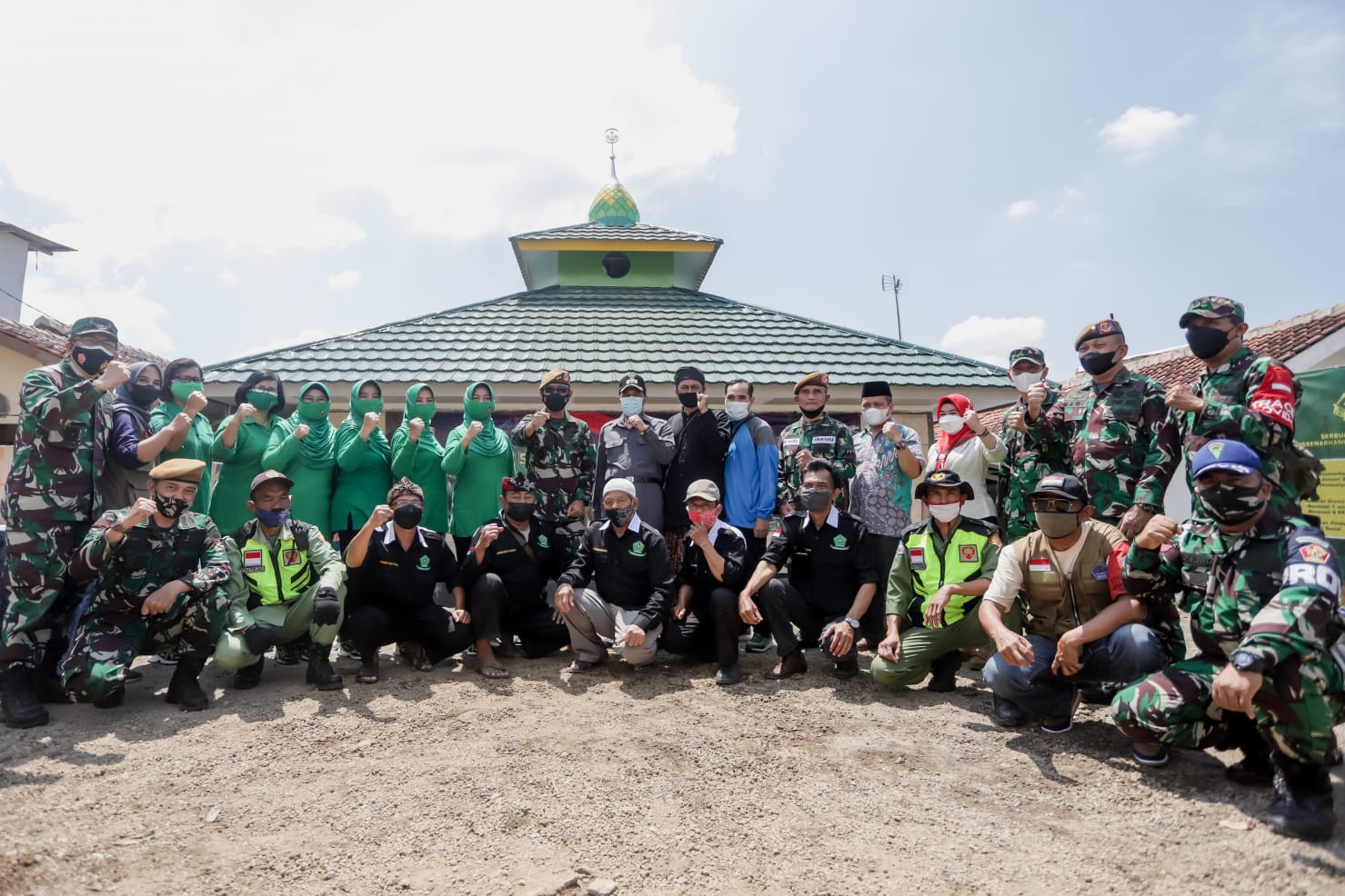 Program Serbuan Teritorial Pussen Arhanud Kodiklat TNI AD Bantu Pemkot Cimahi Perbaiki Rumah Dan Mesjid