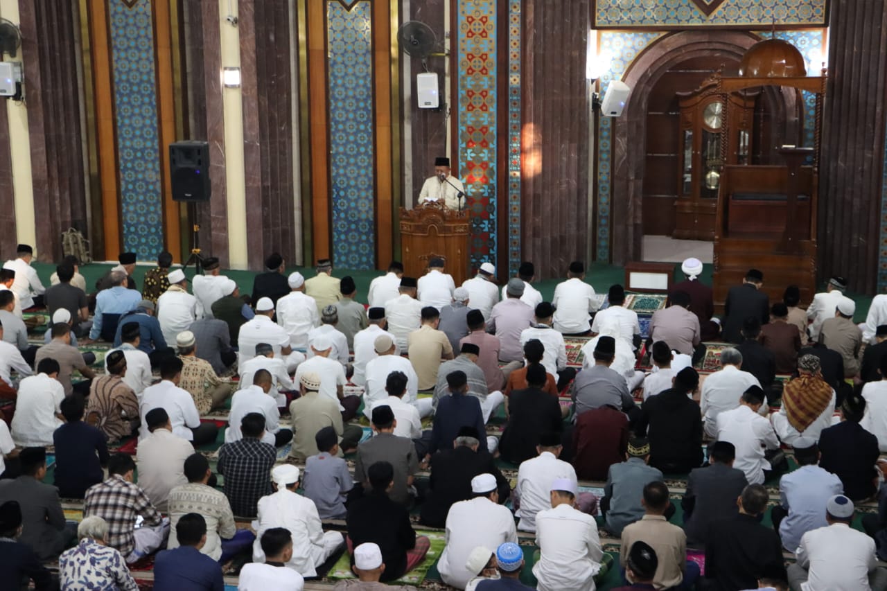 Khidmat Salat Idul Fitri Di Masjid Agung Cimahi Pj Walikota Cimahi Ajak Masyarakat Bersatu 